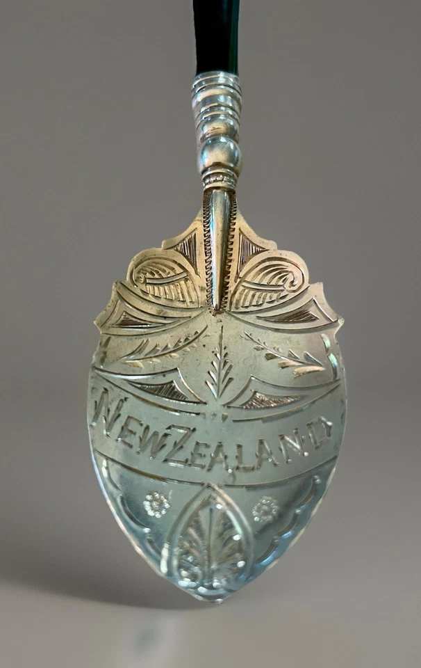 Cuchara de mermelada de plata esterlina A.C. & Co. con mango de nefrita NUEVA ZELANDA SIGLO XX Foto 2 de 4