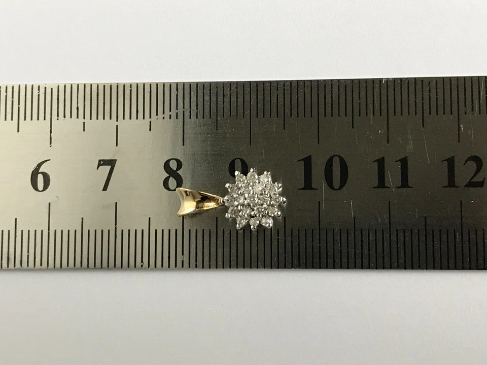 Colgante de diamantes de 0,15 quilates con racimo de flores colgante de oro blanco y amarillo de 9 quilates Foto 3 de 4