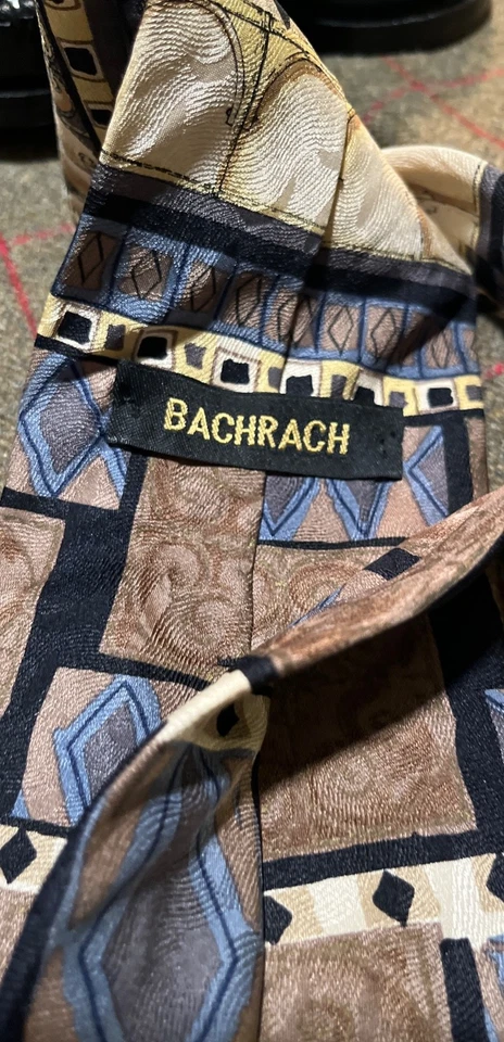 NOVA GRAVATA GEOMÉTRICA MASCULINA BACHRACH SEDA MARROM ESCURO AZUL E DOURADA - Imagem 2 de 4