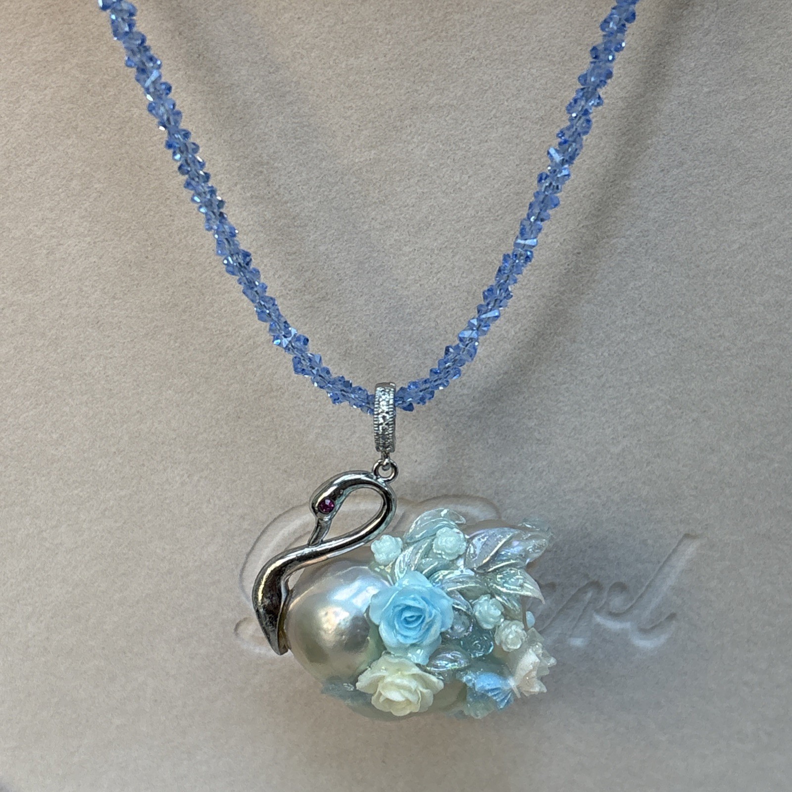 Colgante de perlas barrocas hechas a mano cisne floral tallado concha collar cristal azul