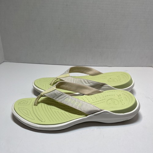 Crocs Capri-Flip-Flops grün und weiß Damen 11