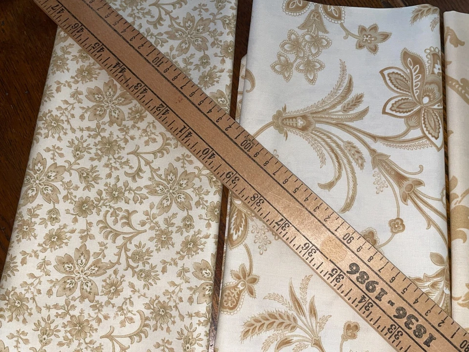 Maywood Studio 2 yardas 4 piezas Tela de edredón de algodón floral con pergaminos crema y bronceados Foto 3 de 4