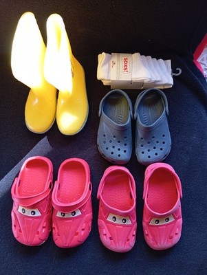 Schuh-Paket Crocs uä. Miniongummistiefel - 4 Paar+ Socken - Gr. 26 bis 29 top