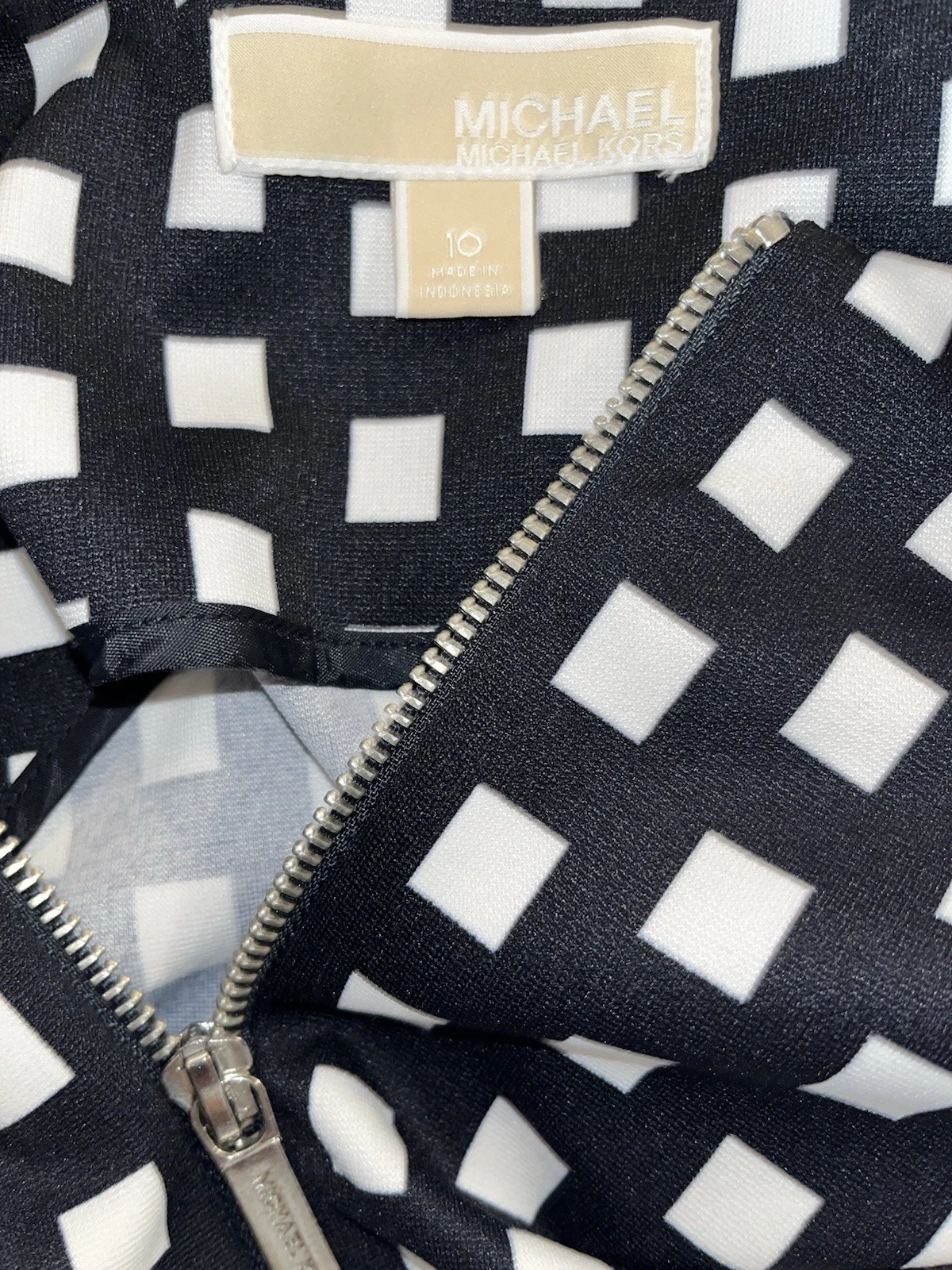 ABITO MIDI MICHAEL MICHAEL KORS BIANCO E NERO A QUADRI CON ZIP DAVANTI. 10