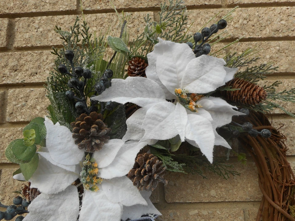 Corona de vid navideña de 22" conos de pino blanco como la nieve bayas vacaciones Foto 4 de 4