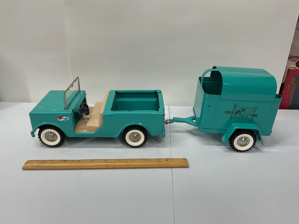 VINTAGE PRESSED STEEL STRUCTO FARMS JEEP AND HORSE TRAILER - Image 4 of 4