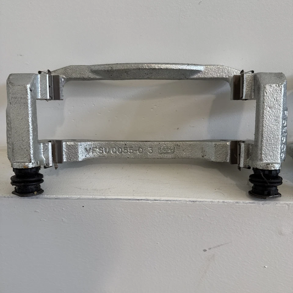 Кронштейн суппорта дискового тормоза 2005-2009 Ford Mustang L+R, VFSU-0055-0 3 и 6 от оригинального производителя - Изображение 2 из 4