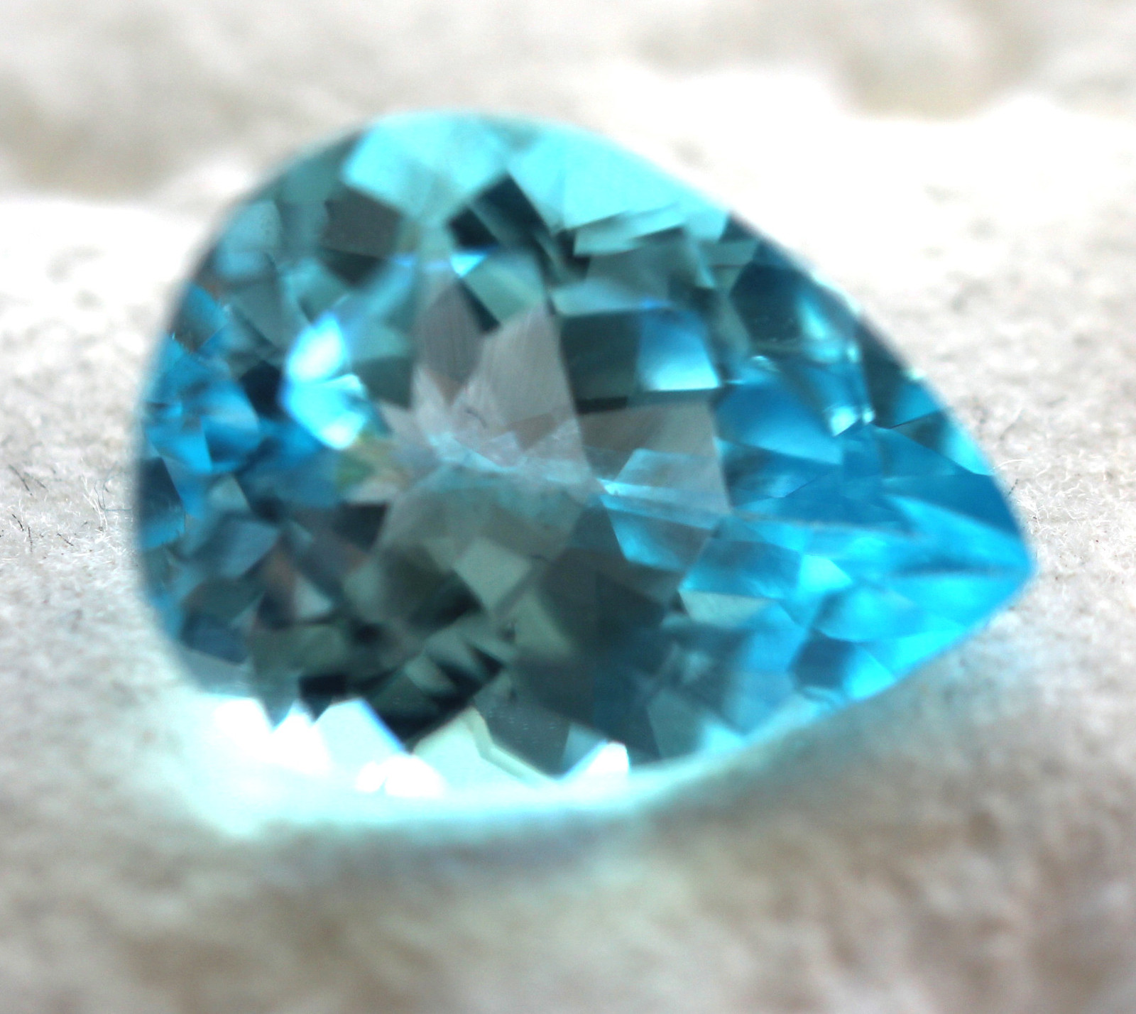 Topaze Bleue du Brésil 10 ct sans inclusions pour remplacer une gemme ternie