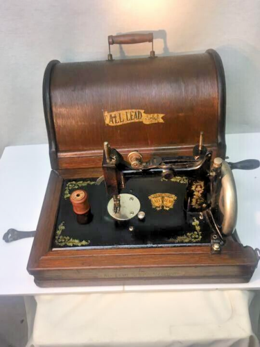 Antica macchina da cucire macchina da cucire a manovella TUTTO PIOMBO con custodia in legno - Foto 1 di 10