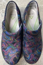 Align women’s Indya Rainbow Paisley clogs size 7.5