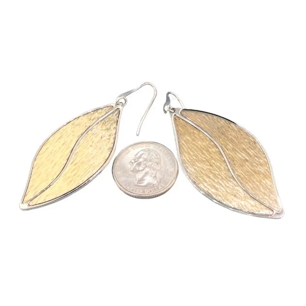 Pendientes colgantes de hoja de ley enchapados en oro amarillo Foto 3 de 3