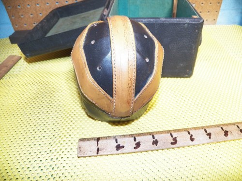 Mini casco da calcio vintage in pelle (scala 1/3) in vecchia custodia - Foto 3 di 12