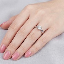 Classic Solitaire Engagement Ring 18K Gold 1.07 CT Round Lab-Grown Diamond D SI2