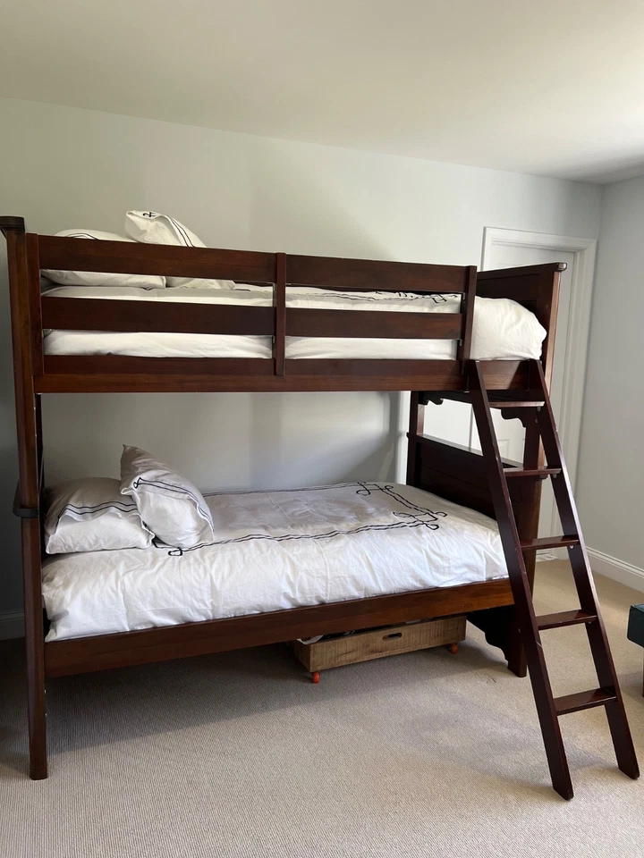 双层床 - 双人床 - Vaughn-Bassett 全木质 - 含床垫 二手 — 第 2/4 张图片