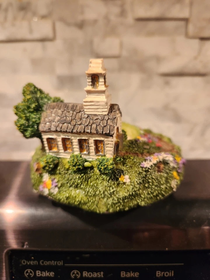 Yankee Candle Country Church, árboles, flores, adorno de velas de arroyo Foto 2 de 4