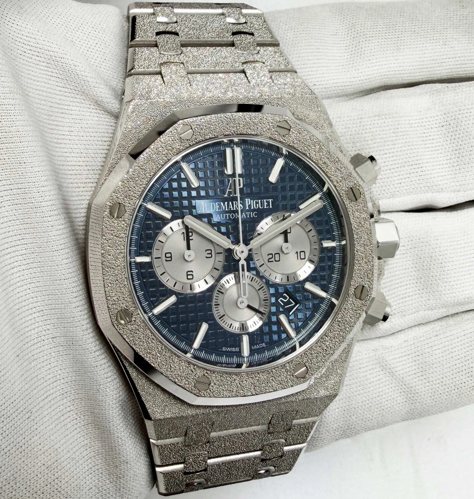 Audemars Piguet — Audemars Piguet Royal Oak 26331BC 41MM Blue Dial Frosted White Gold Box Papers