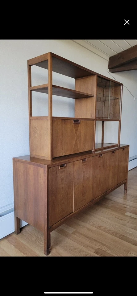 Aparador y Hutch de nogal de John Stuart para la colección Janus Foto 3 de 4