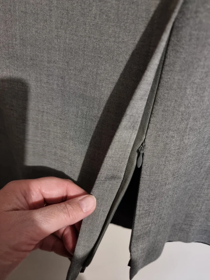 UN JOUR AILLEURS : ORIGINALE JUPE DROITE GRISE FENDUE AVEC ZIPS - Photo 2/4