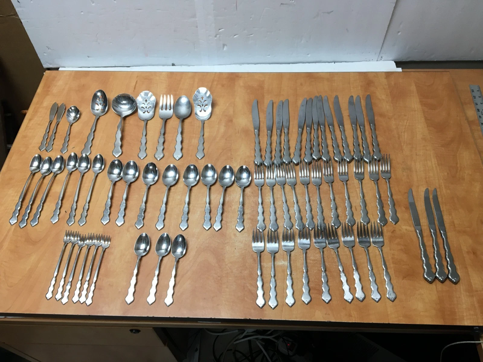 Oneida Distinction Deluxe Flatware Valerie Pattern Set of 68
Opens in a new window or tab