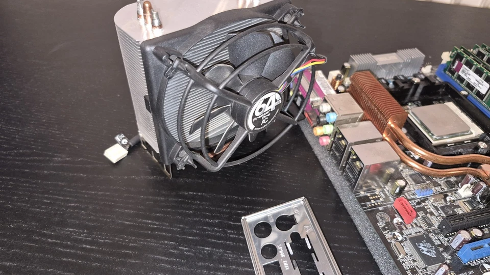 Asus A8N32-SLI Deluxe Scheda Madre, AMD Athlon 64 X2 4200+, 4GB di RAM DDR - Immagine 2 di 4