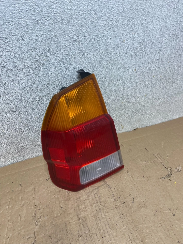 Luz trasera lateral derecha conductor izquierdo Mitsubishi Montero Sport 1998-2000 OEM S0904 DW Foto 3 de 4