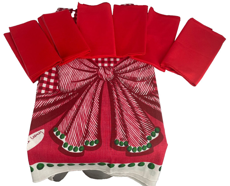 VINTAGE CHRISTMAS TABLECOTH W/6 RED NAPKINS