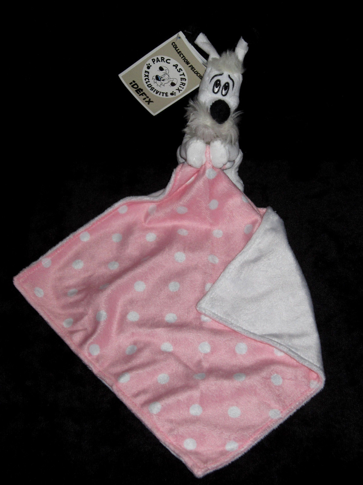 Doudou chien Idéfix avec son mouchoir rose pour apaiser bébé dans sa poussette
