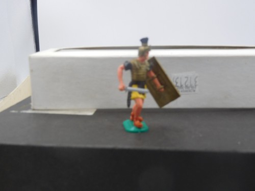 Timpo Swoppet Foot Roman Advancing with a Sword & Shield Black Belt - Picture 3 of 3