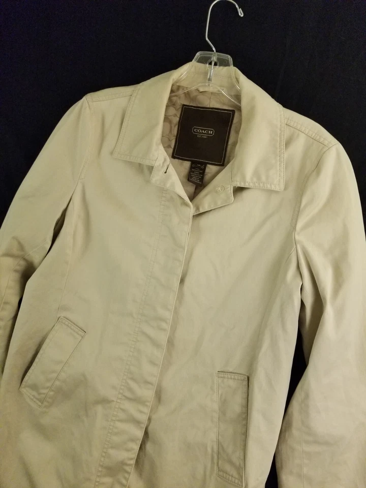 Chaqueta corta con botones Coach Brand color crema/caqui claro para mujer M Foto 2 de 4