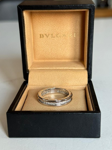 Anillo Bvlgari B.zero1 oro y diamantes 1 ct.