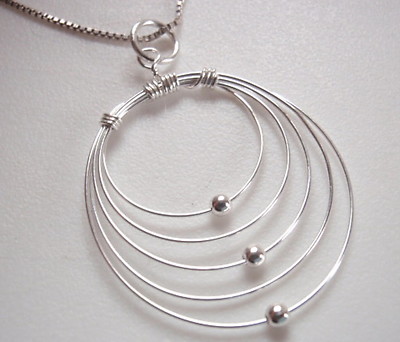 Runde konzentrische Bänder mit beweglichen Silberkugeln Halskette 925 Sterling Silber 