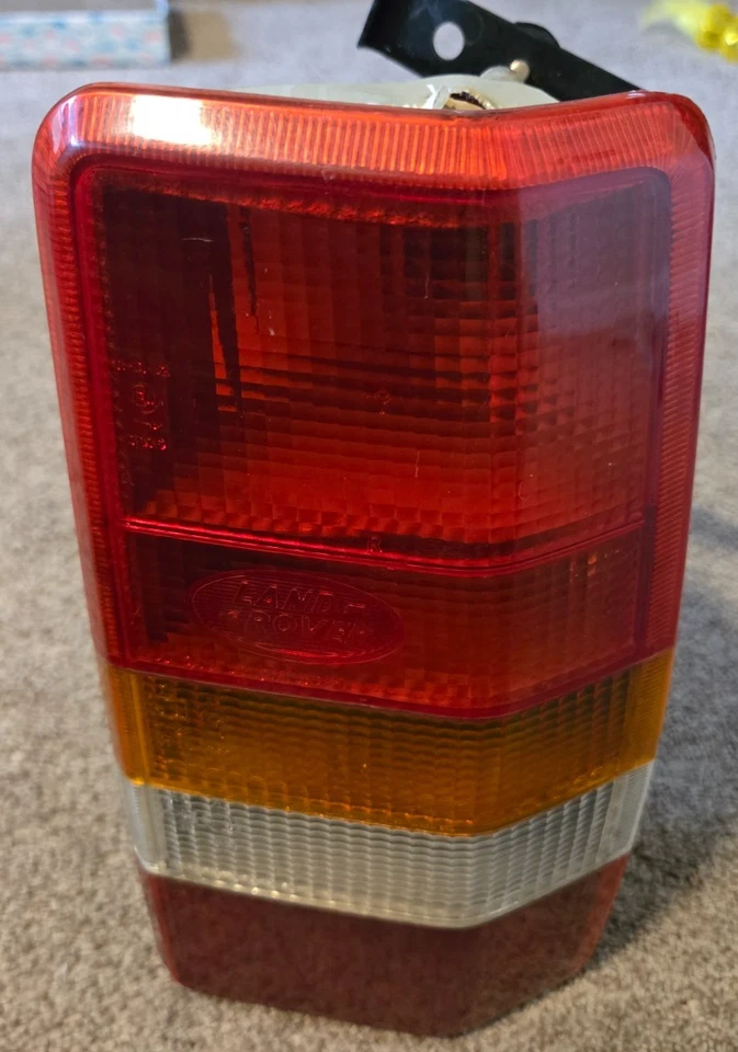 Оригинальный задний фонарь в сборе для правостороннего пассажира Land Rover Discovery 1996 - 1998 годов выпуска - Изображение 2 из 4