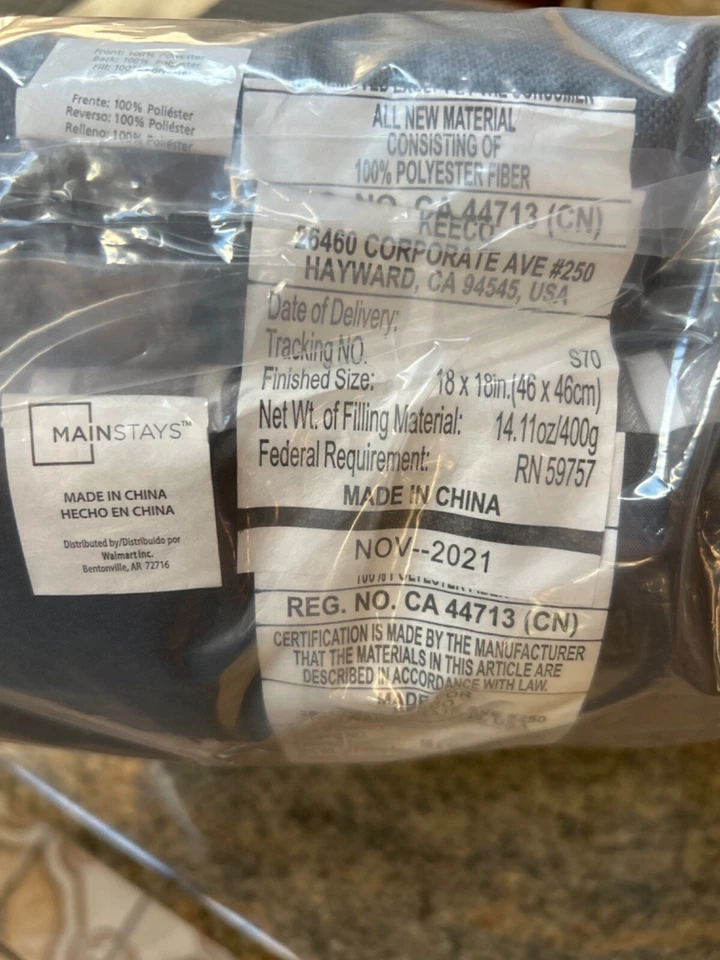 TOTAL 4 pillows! Pack of 2! 18*18 Set of 2 Pillows MAINSTAYS  Pillows - Image 4 of 4