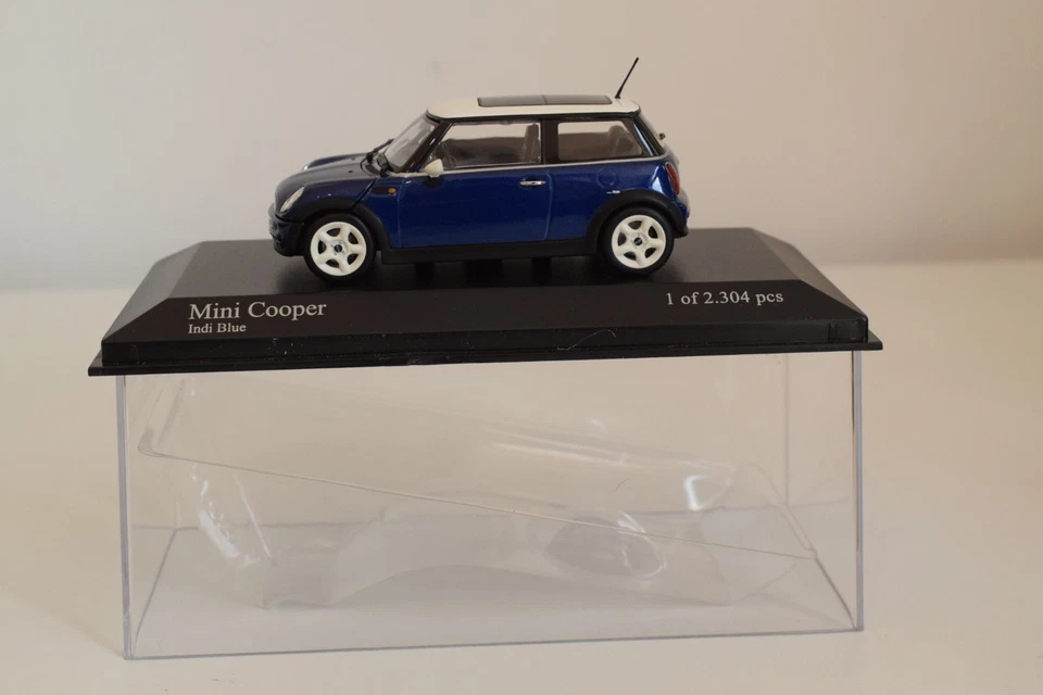 B81 1:43 MINICHAMPS 431 138100 MINI COOPER 2001 MET. INDI BLUE MIB - Bild 2 von 4
