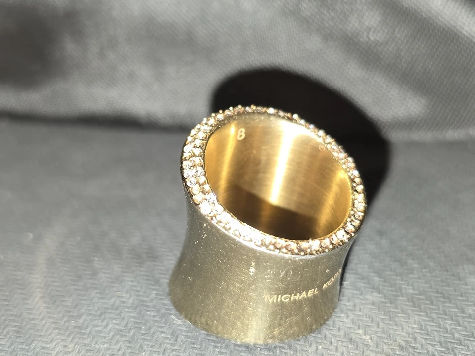 Anillo de plata Michael Kors talla 8 pocas piedras faltan en un lado ver fotos Foto 2 de 4