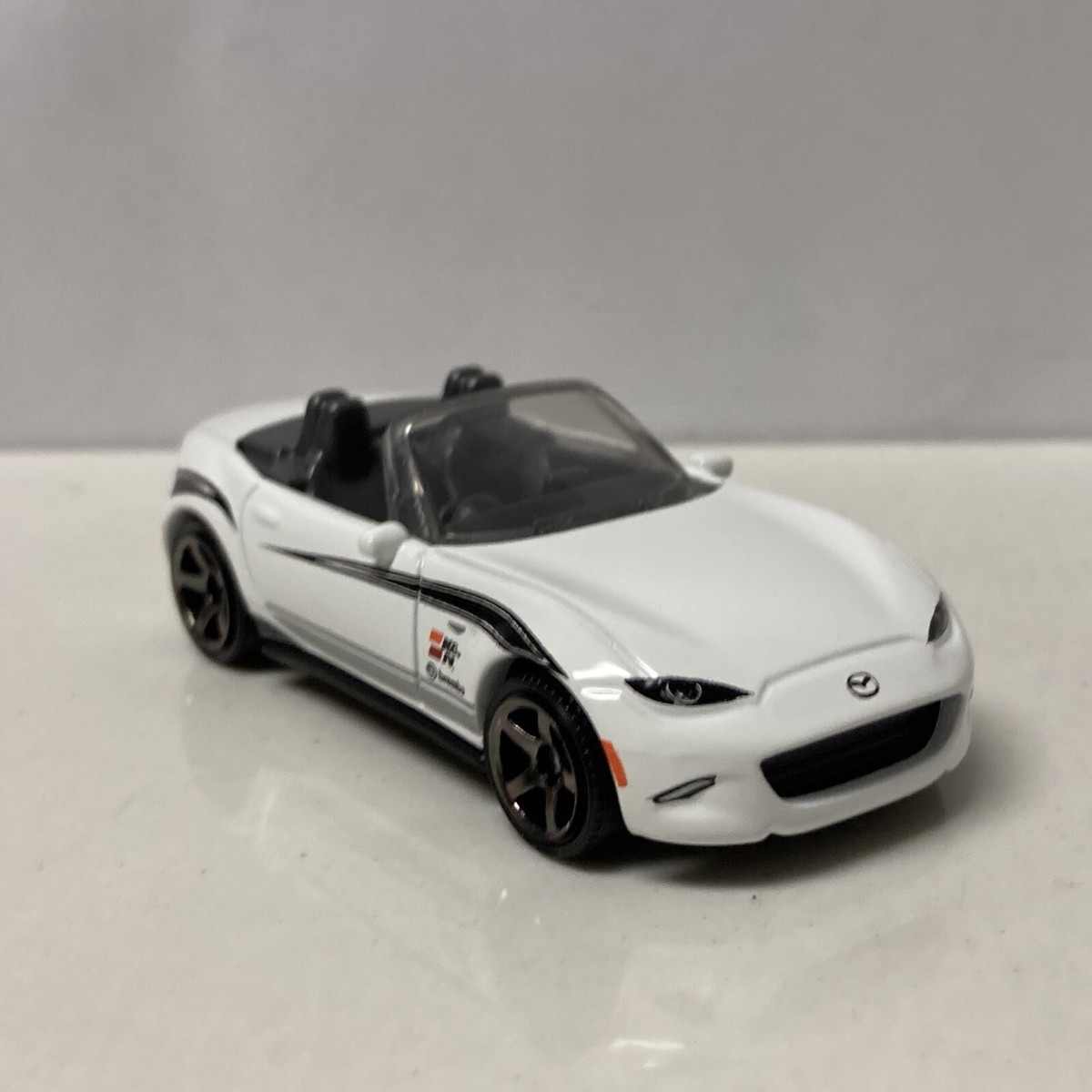 2015 15 Mazda MX-5 Miata ND Collectible 1/64 Scale Diecast Diorama
