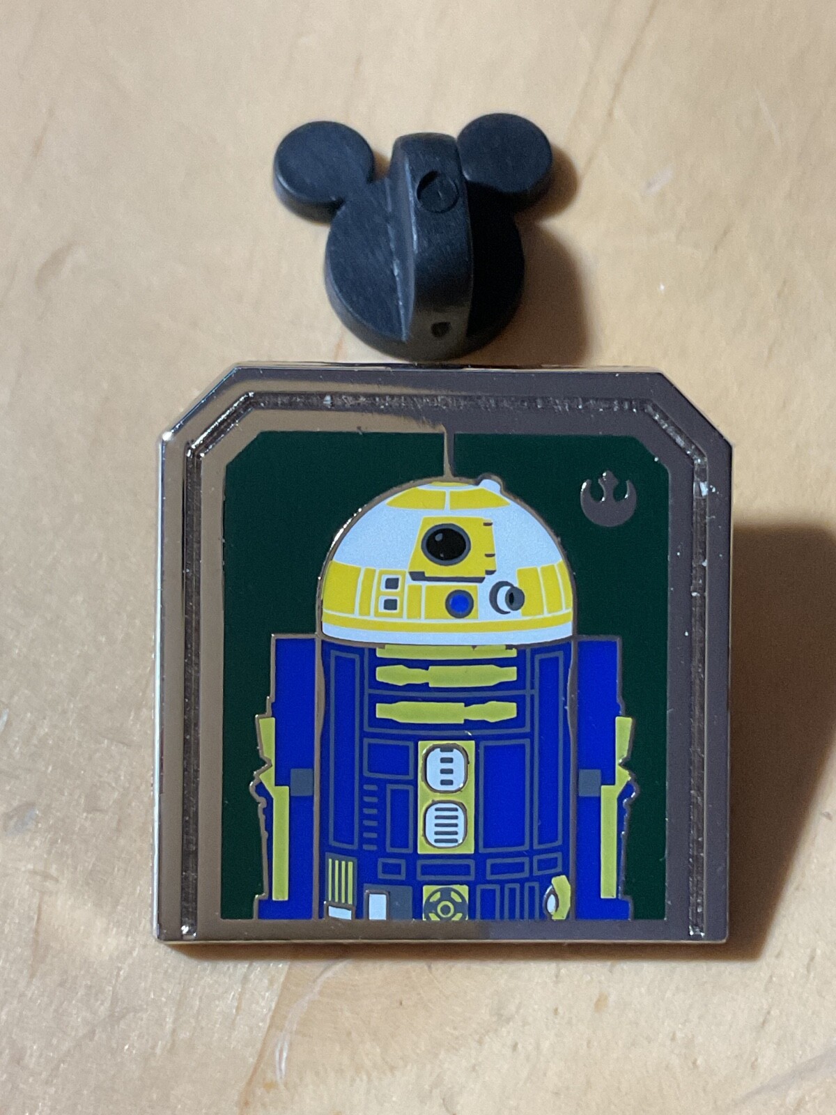 '2024 Hidden Disney Mystery Pin Droids (Star Wars) - R2-B1 -
