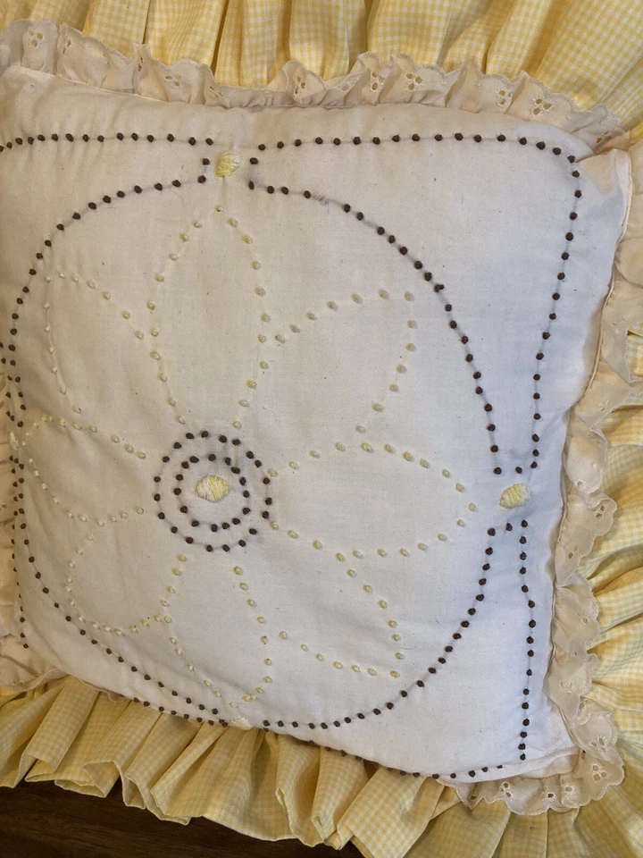Almohada de cabaña amarilla a cuadros ojales cinta diseño de flores abuela núcleo boho años 70 Foto 3 de 4