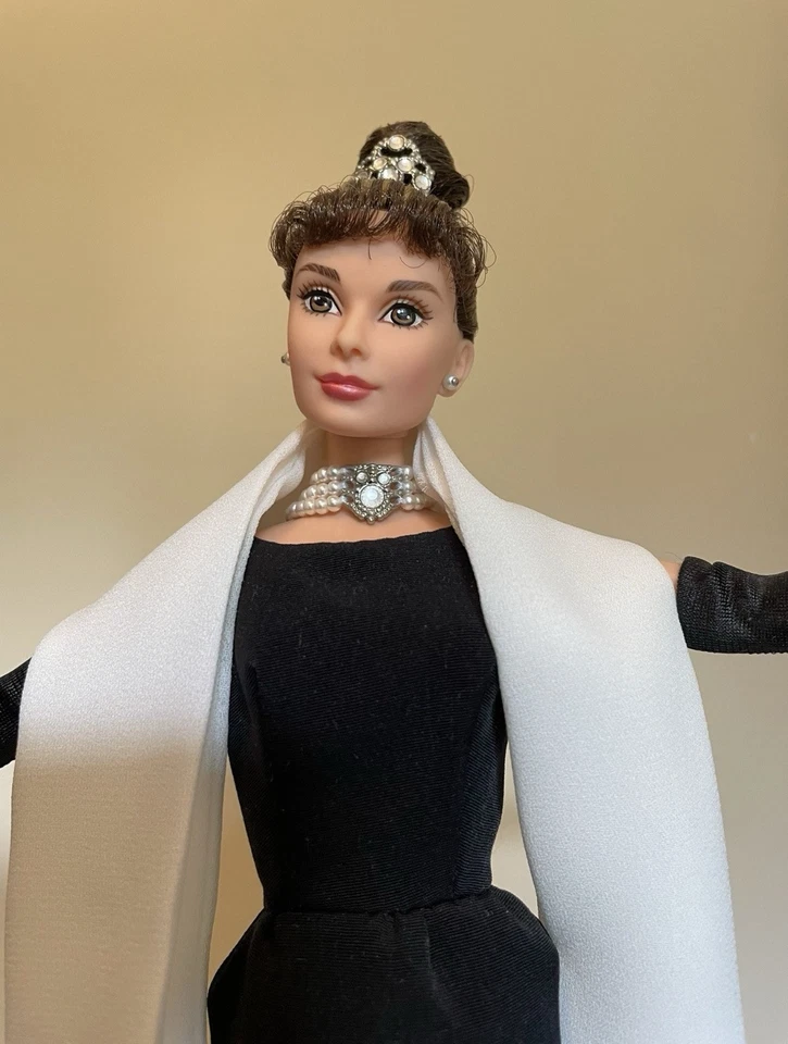 1998 Mattel Barbie Audrey Hepburn PETIT DÉJEUNER CHEZ TIFFANY’S Holly Golightly NRFB - Photo 1 de 3