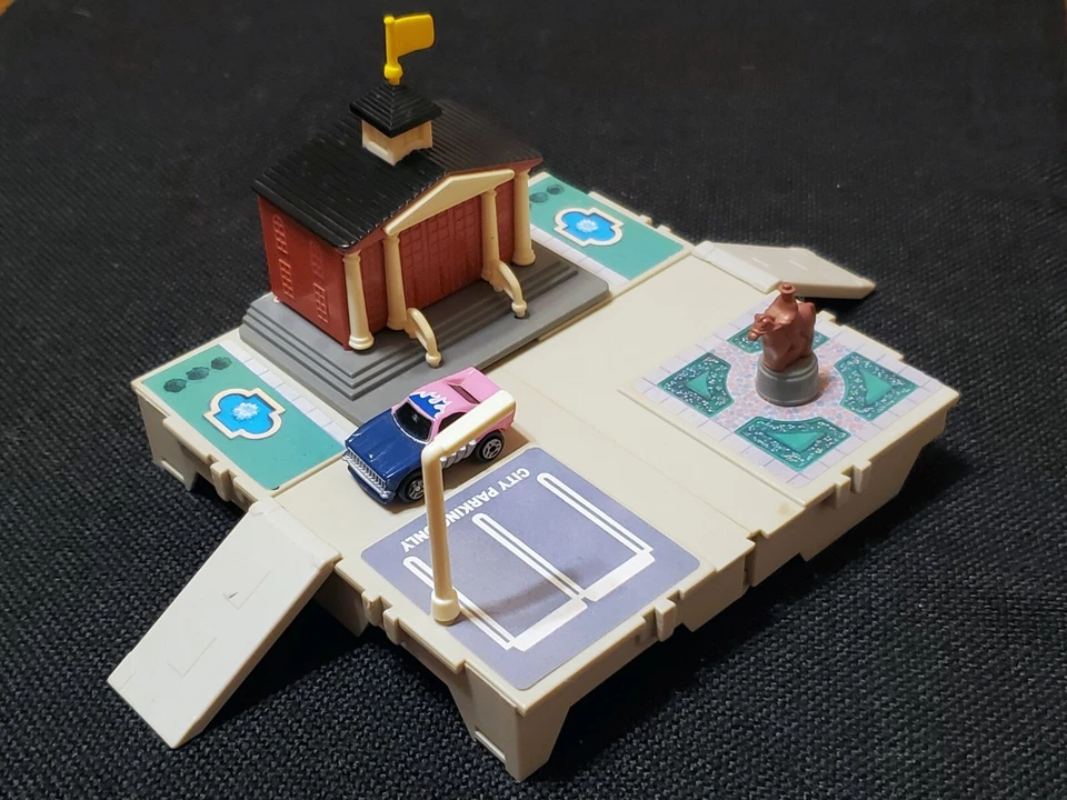 Игровой набор Micro Machines Travel City Town Hall с Dodge Charger - 1989 винтажный - Изображение 3 из 4