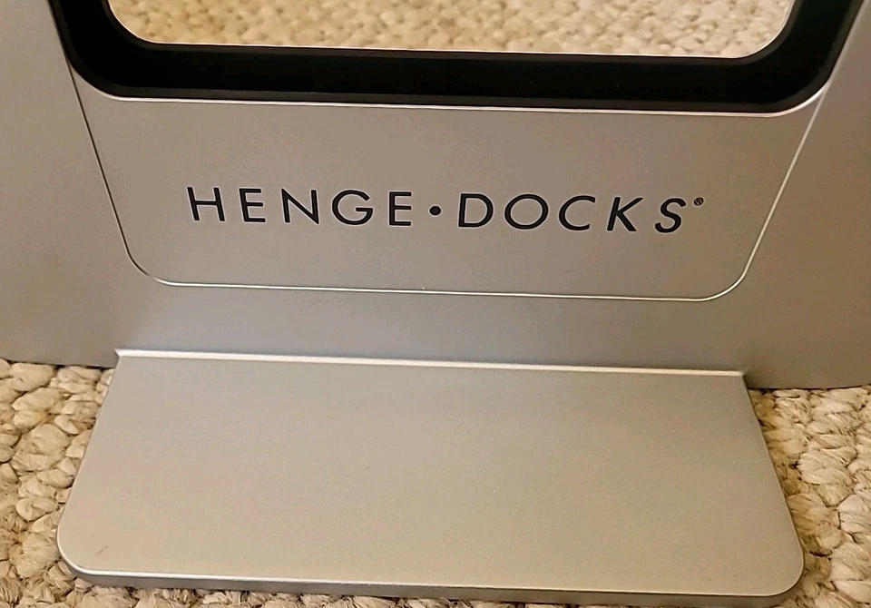 Henge Docks Base Vertical HD05VA15MBP | 15” MacBook Pro Retina | Soporte Plateado Foto 4 de 4