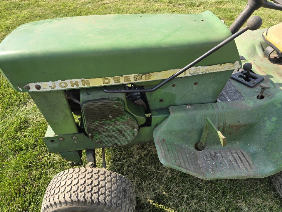 Tractor de jardín John Deere 112 con elevador hidráulico y cultivador Foto 2 de 4
