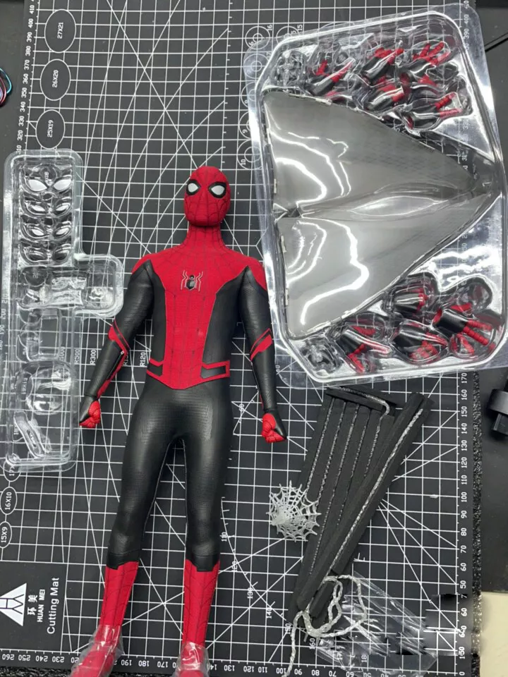 ACTION FIGURE HOMEM ARANHA UPGRADED SUIT 1:6 HOT TOYS