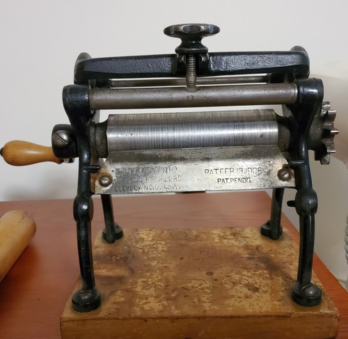 Vitantonio Mfg Co. Cast Iron Hand Cranked Pasta Maker With Rollers - Antique - Picture 2 of 11
