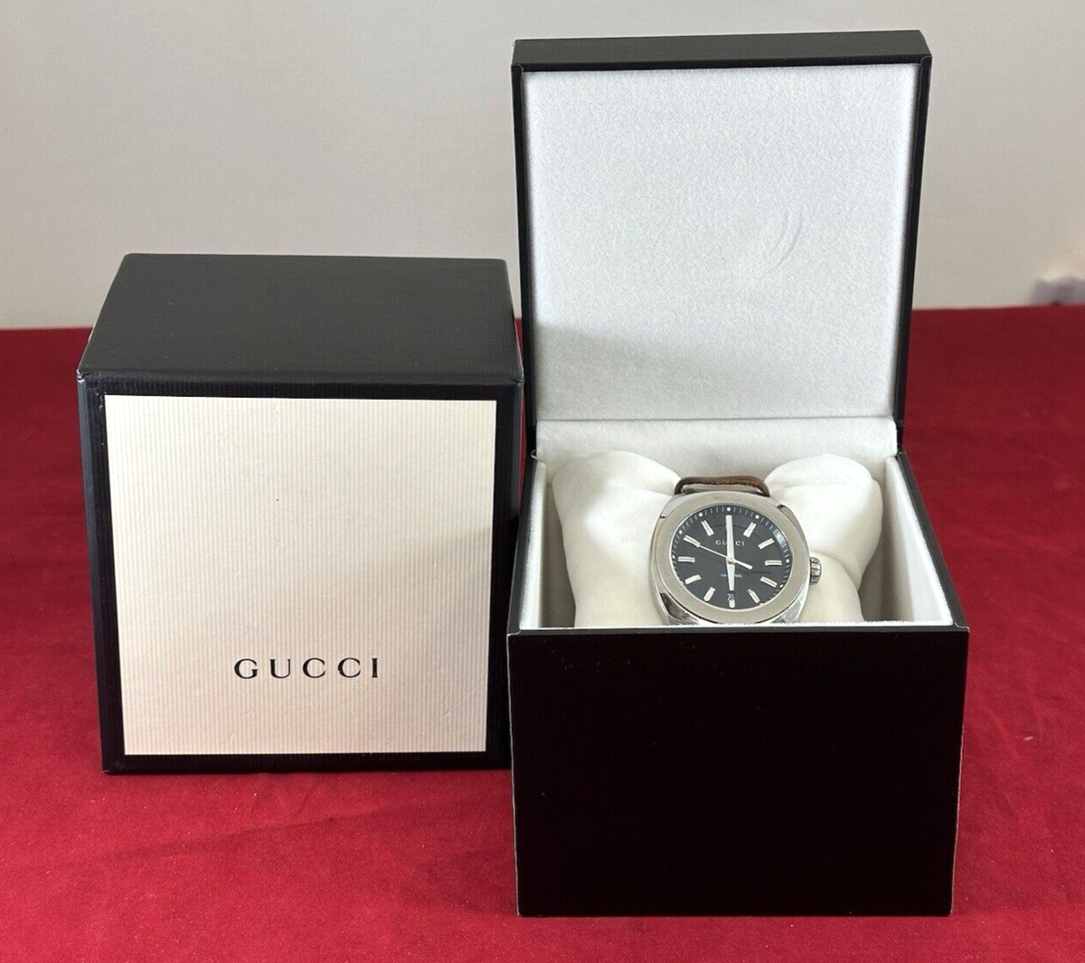 Authentic Gucci 142.2 Men Quartz Watches B2525 No.2600 for sale
