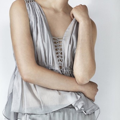 THREE GRACES Lace Up Flowy Babydoll Top Size 8 in Light Gray NWOT