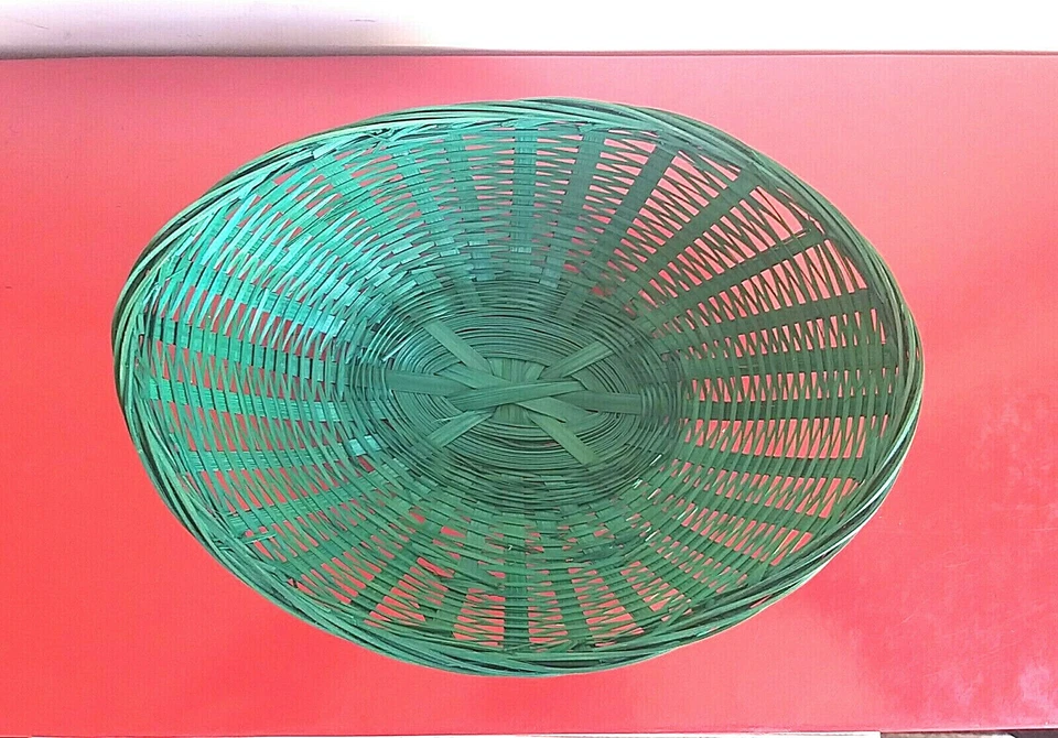 Antico vecchio cesto, cestino in vimini intrecciato colore verde.Vintage - Immagine 3 di 4