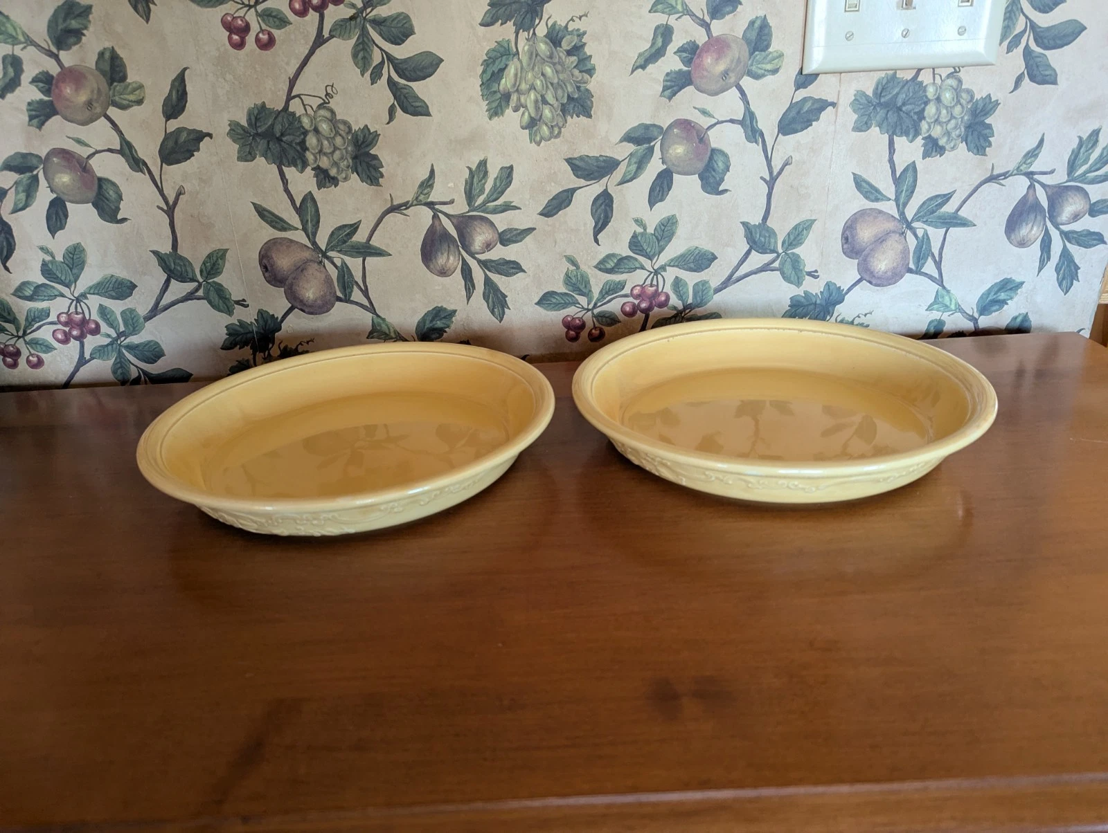 2-VINTAGE HOMER LAUGHLIN OVEN SERVE DEEP DISH PIE PLATE YELLOW EMBOSSED 10-3/4"