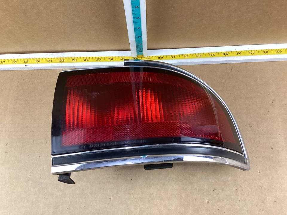 Luz trasera montada en panel cuarto lateral derecho Buick LeSabre 1992-1996 OEM Foto 4 de 4