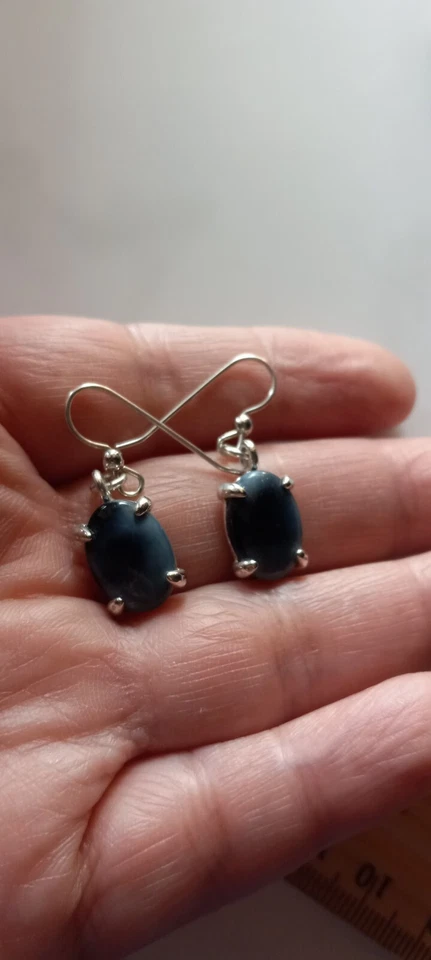 Pendientes de gancho tono plata con cabujones de piedras preciosas azules flameadas ovaladas Foto 4 de 4